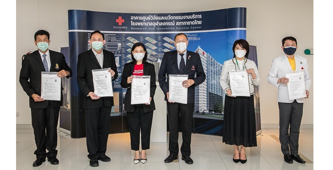 รูป สมาคมศิษย์เก่ามหาวิทยาลัยบอสตัน บริจาคสู้โควิดให้ รพ.จุฬาลงกรณ์