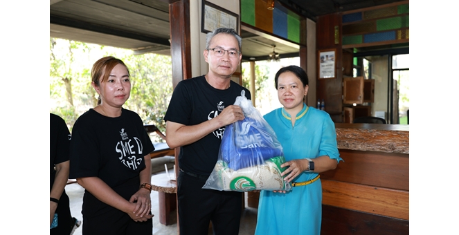 SME D Bank ห่วงใยลูกค้าประสบภัยน้ำท่วม ลงพื้นที่เยี่ยมให้กำลังใจ พร้อมมอบ “ถุงน้ำใจ” บรรเทาความเดือดร้อนแก่ประชาชนในพื้นที่