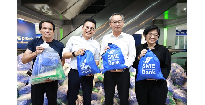 SME D Bank ช่วยต่อเนื่อง รวมพลังบรรจุ “ถุงน้ำใจ” นำไปช่วยเหลือผู้ประสบภัยน้ำท่วม