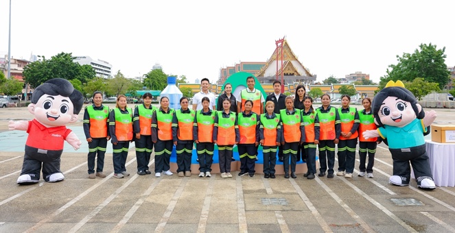 ซีพี แอ็กซ์ตร้า เดินหน้าโครงการ “พลาสติก คืนค่า” ส่งมอบเสื้อกั๊กสะท้อนแสงจากขวดพลาสติกรีไซเคิลให้ ”พี่กวาด” สังกัด กทม.