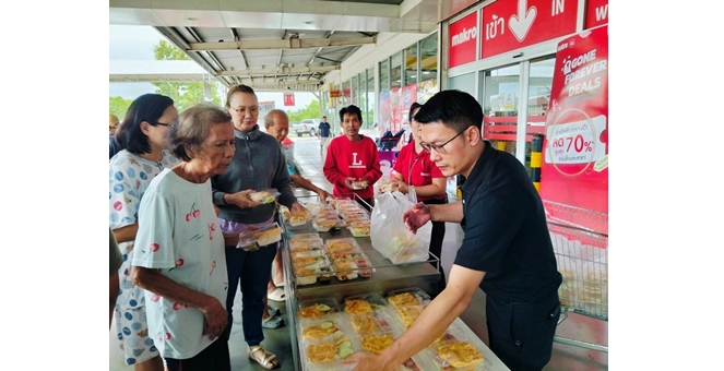 แม็คโคร-โลตัส ระดมความช่วยเหลือผู้ประสบภัยน้ำท่วม ส่งอาหารพร้อมรับประทาน เครื่องดื่ม และของใช้จำเป็น ถึงพื้นที่ประสบภัย